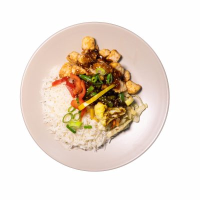 Rijst met tofu en groenten in saus