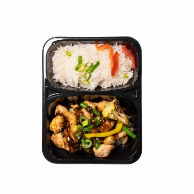 Maaltijdbox met rijst en kip met groenten