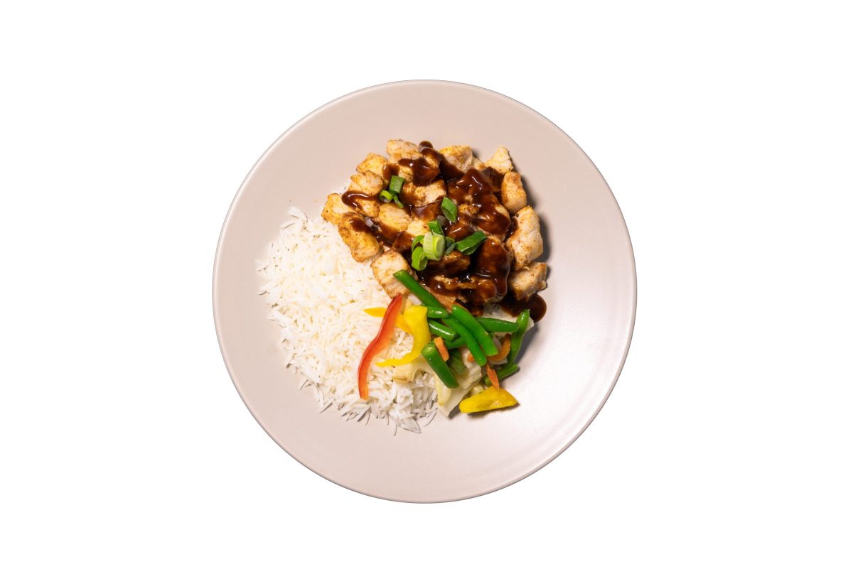 AronWeidenaar_HR-53 Rijst met tofu, saus en groenten op bord