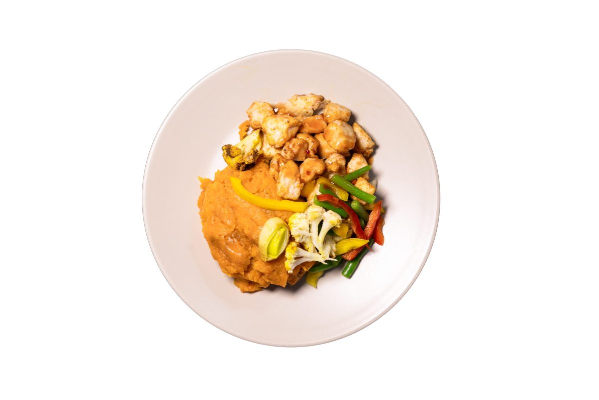 Kom met kip, zoete aardappelpuree en groenten