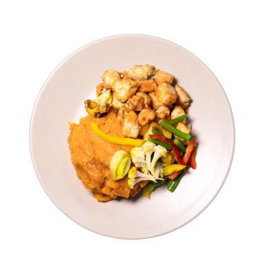 Kom met kip, zoete aardappelpuree en groenten