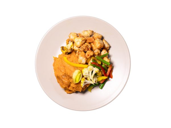 Kom met kip, zoete aardappelpuree en groenten