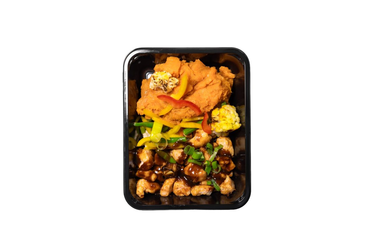 Maaltijdbox met kip, zoete aardappelpuree en groenten