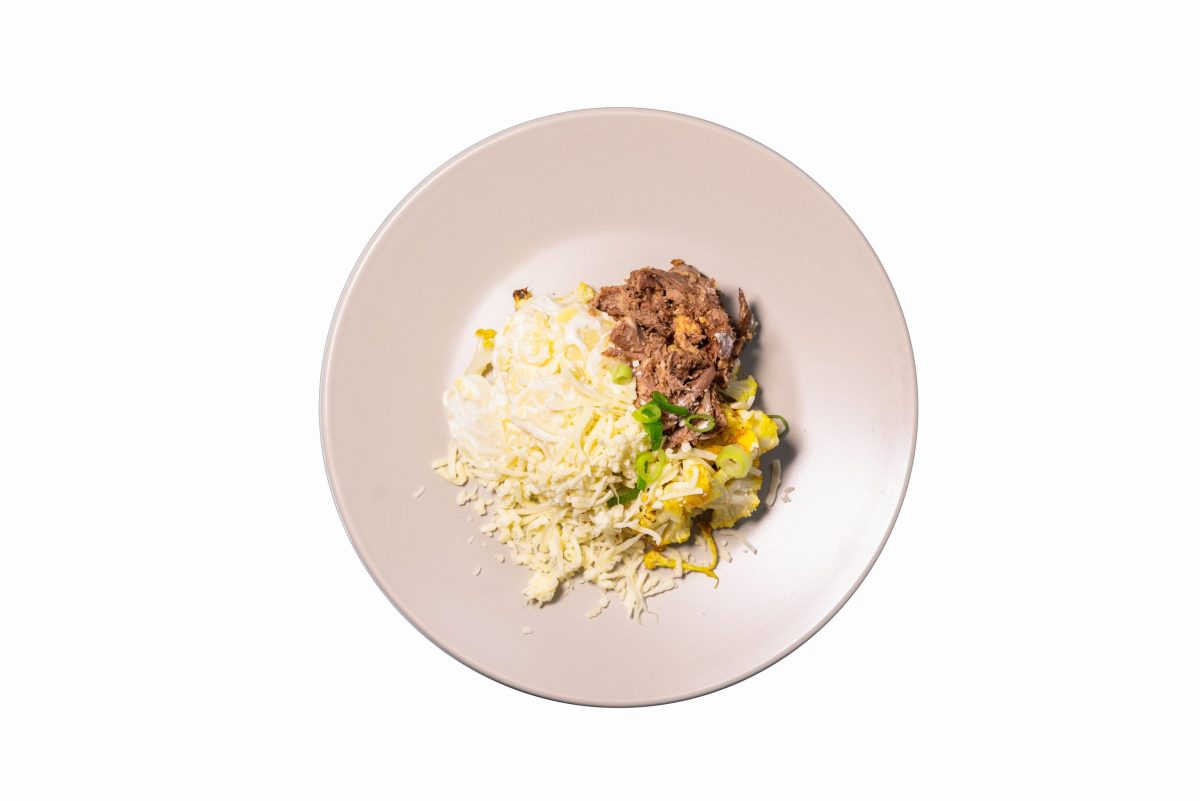 Kom met rijstnoedels, vlees, ei en lente-ui