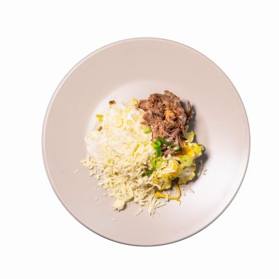 Kom met rijstnoedels, vlees, ei en lente-ui