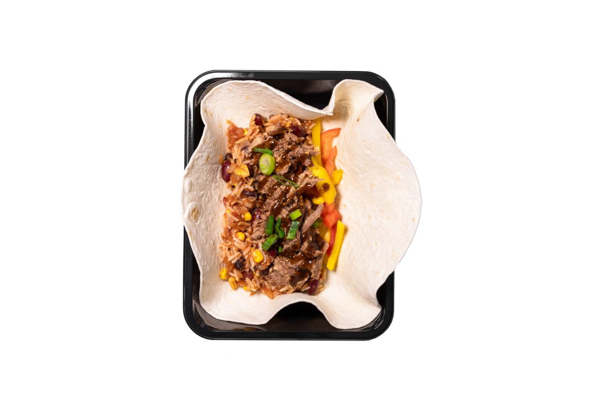 Open tortilla wrap met rijst, rundvlees en groenten