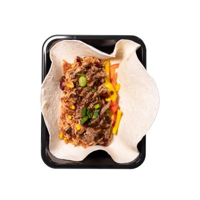 Open tortilla wrap met rijst, rundvlees en groenten