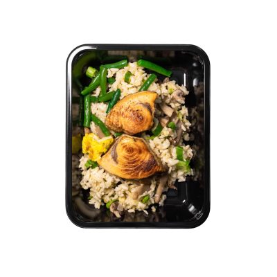 Gebakken visfilets met rijst en groenten op een bord. Gebakken visfilets met rijst en groenten op een bord.