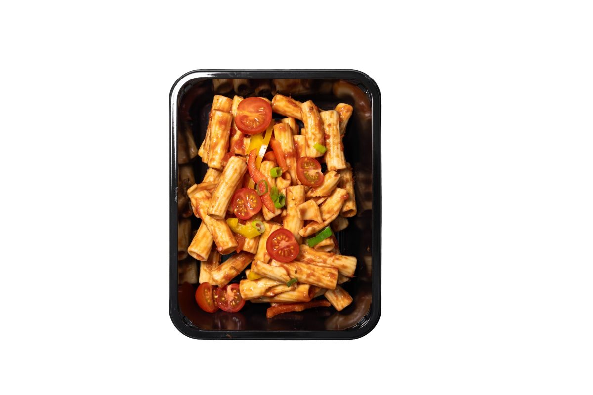 Rigatoni met tomatensaus en cherrytomaten in bakje