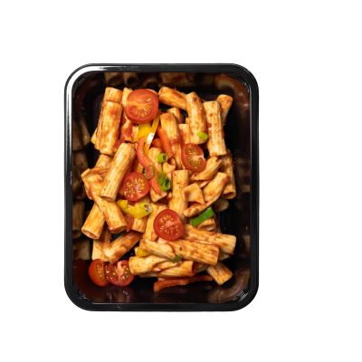 Rigatoni met tomatensaus en cherrytomaten in bakje