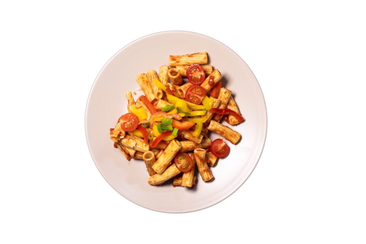 Rigatoni met tomatensaus, paprika en cherrytomaten