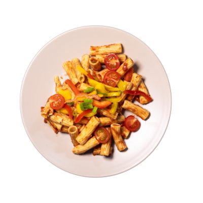Rigatoni met tomatensaus, paprika en cherrytomaten