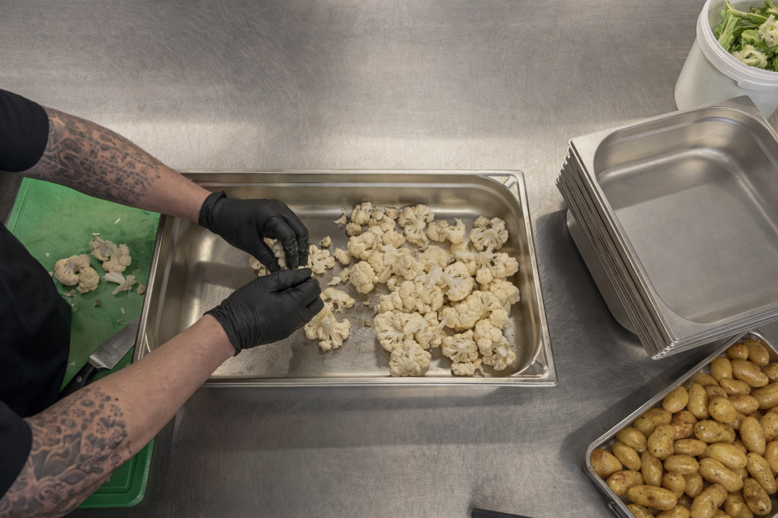 Bereiding van verse maaltijden met bloemkool en aardappelen bij Balanced Meals